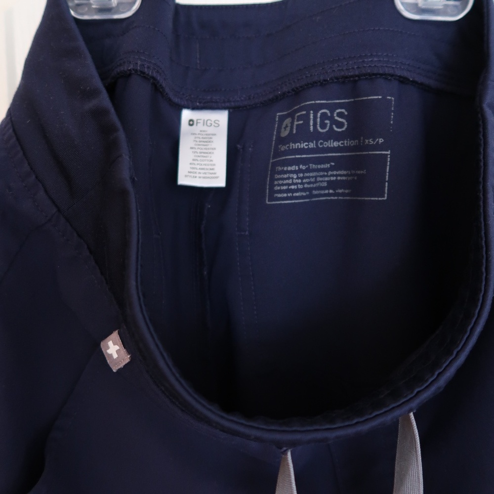 FIGS Navy Blue Rafaela Top and Zamora Joggers Set - Picture 4 of 5